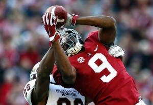 TUSCALOOSA, AL - NOVEMBER 15:  Amari Cooper #9 of the Alabama Crimson Tide pulls in this reception against Kendrick Market #26 of the Mississippi State Bulldogs at Bryant-Denny Stadium on November 15, 2014 in Tuscaloosa, Alabama.  (Photo by Kevin C. Cox/Getty Images)
