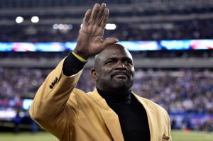 EAST RUTHERFORD, NJ - NOVEMBER 03:  Former New York Giants player Lawrence Taylor waves to the crowd prior to their game against the Indianapolis Colts at MetLife Stadium on November 3, 2014 in East Rutherford, New Jersey.  (Photo by Al Bello/Getty Images)
