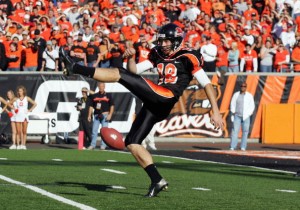 CORVALLIS, OR - OCTOBER 28:  Kyle Loomis #18 of the Oregon State Beavers misses the punt kick during the game against the Southern California Trojans at Reser Stadium on October 28, 2006 in Corvallis, Oregon. The Beavers defeated the Trojans 33-31. (Photo by Tom Hauck/Getty Images)