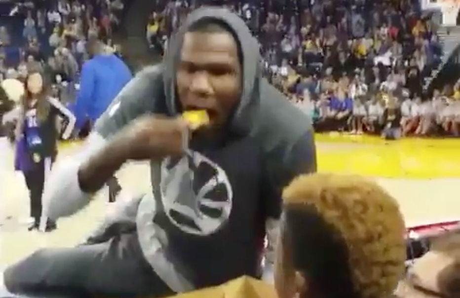 Kevin Durant eats young fan’s nachos during open practice (VIDEO)